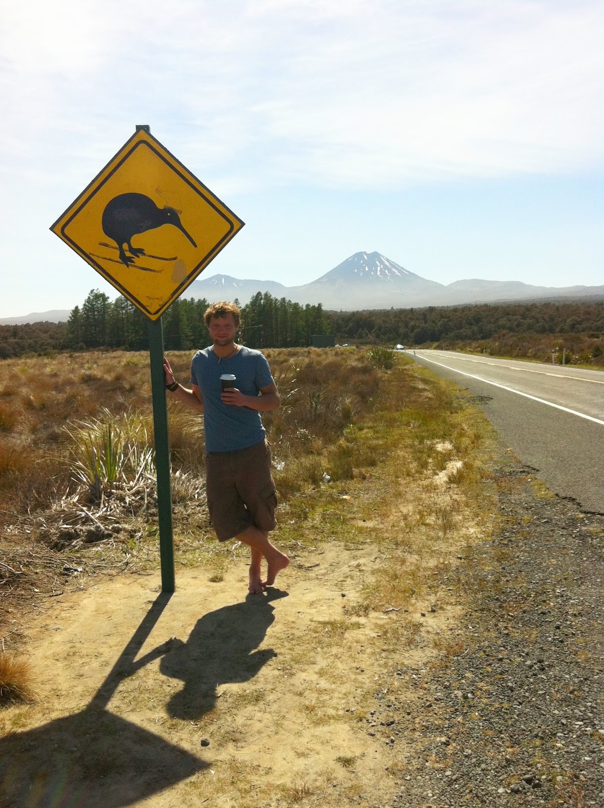 Norbert Hanauer an einem Kiwi-Schild in Neuseeland